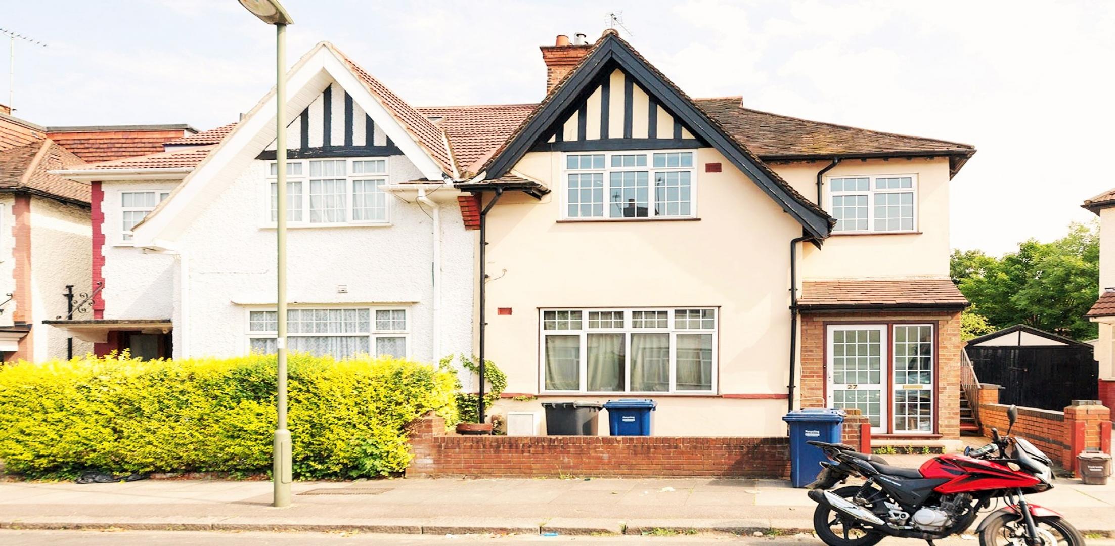 			4 Bedroom, 1 bath, 1 reception Flat			 Powis Gardens, GOLDERS GREEN 